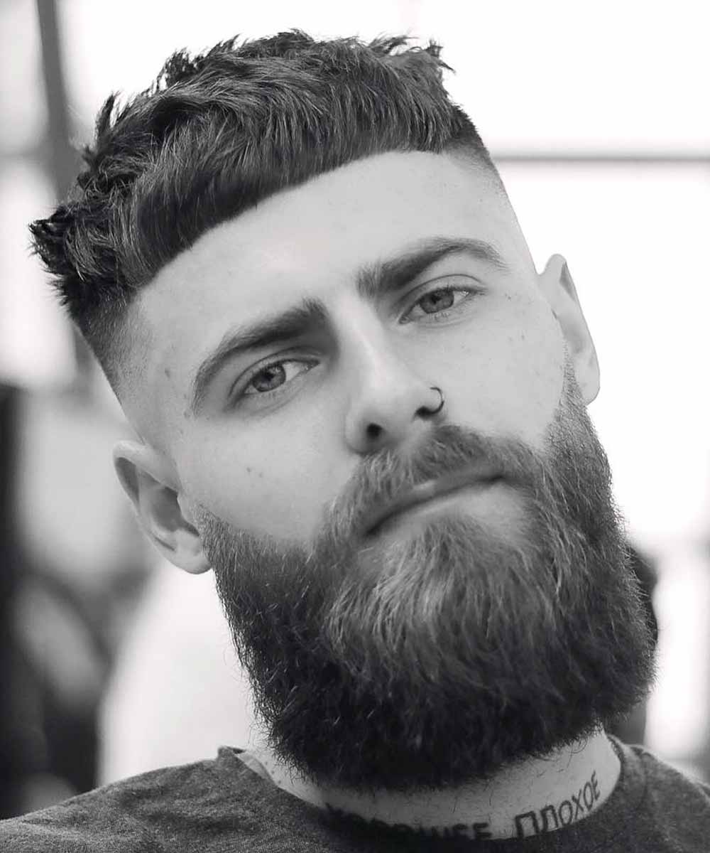 Hombre de pelo corto hacia adelante Hombre de pelo corto hacia adelante