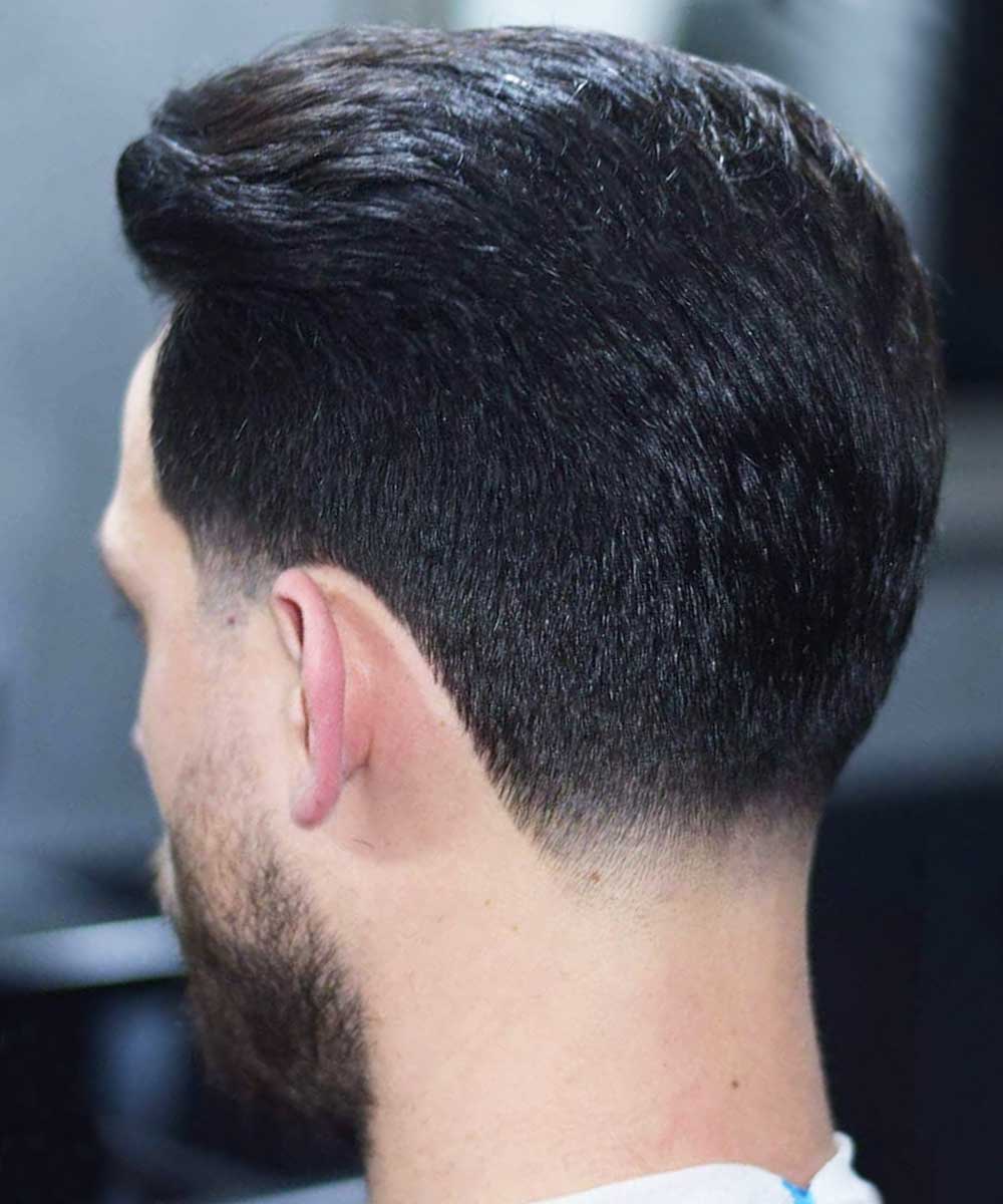 El pelo corto corta la espalda del hombre El pelo corto corta la espalda del hombre
