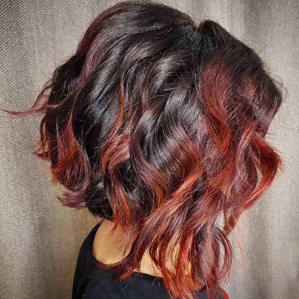 Mechones de pelo rojo