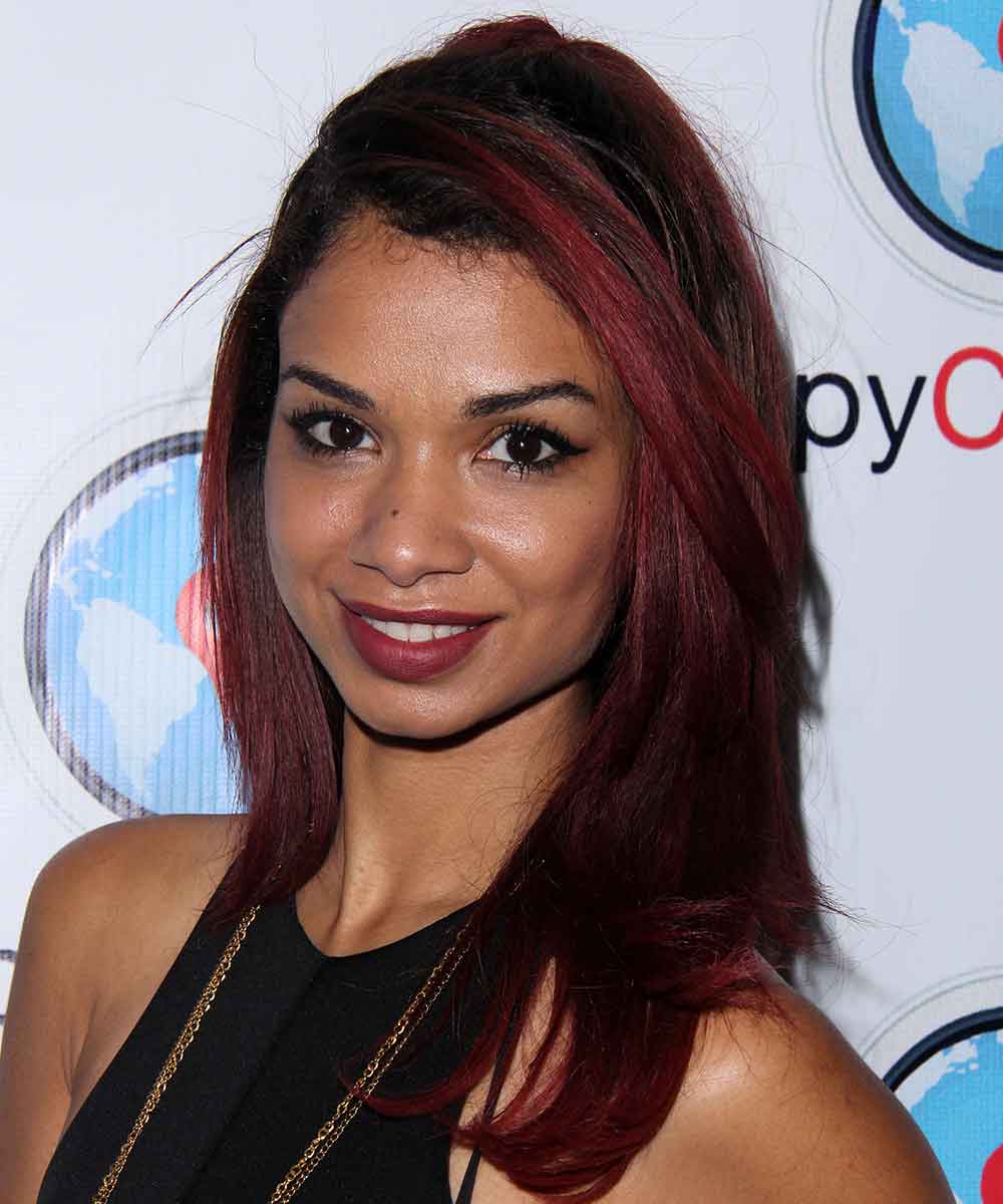 Pelo negro con reflejos rojos