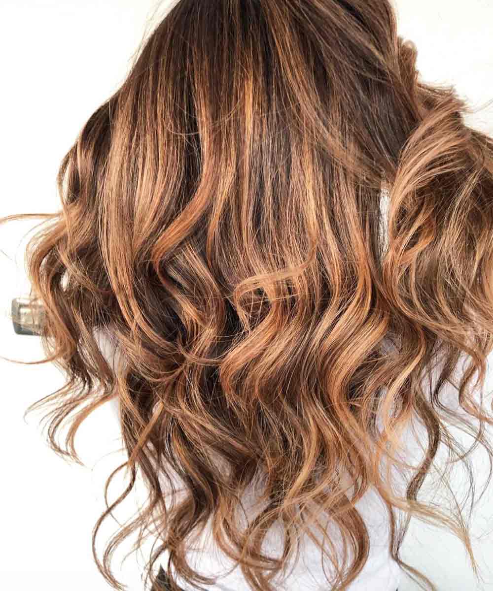 Cortes de pelo escalados pelo largo ondulado verano