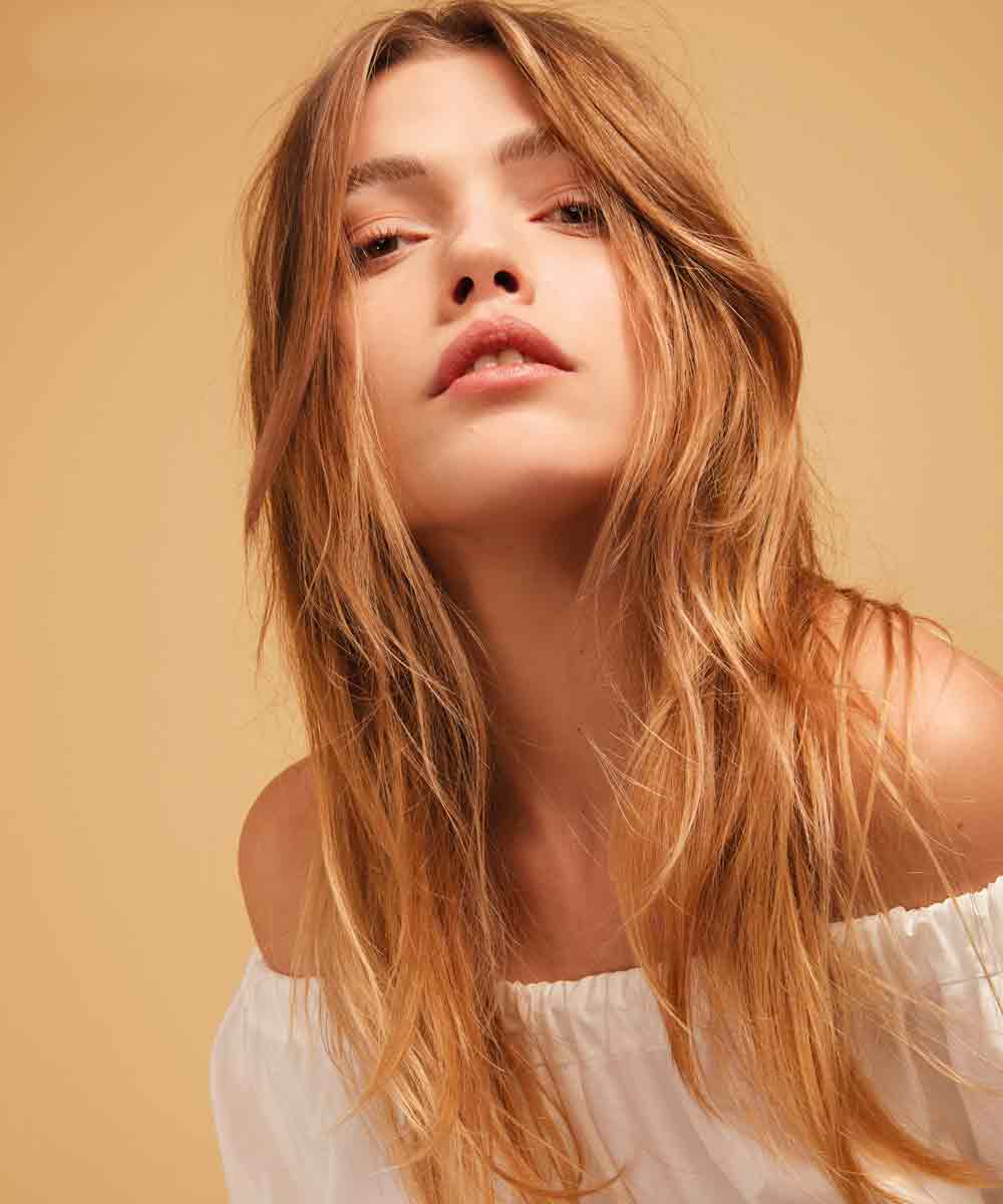 Cortes de pelo largo y recto sin raya en verano