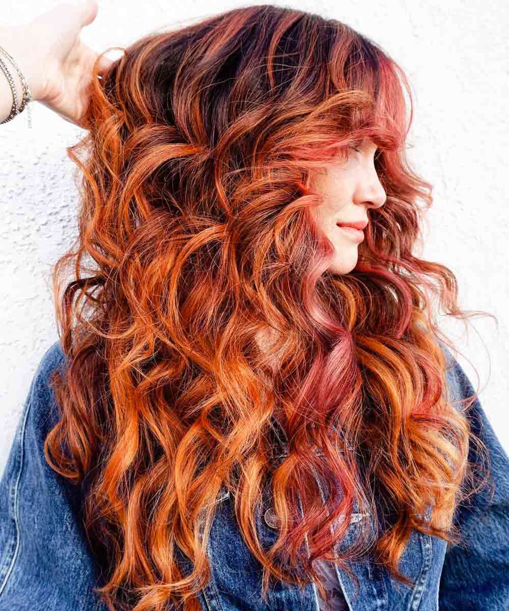 Pelo escamado pelo largo y rizado verano