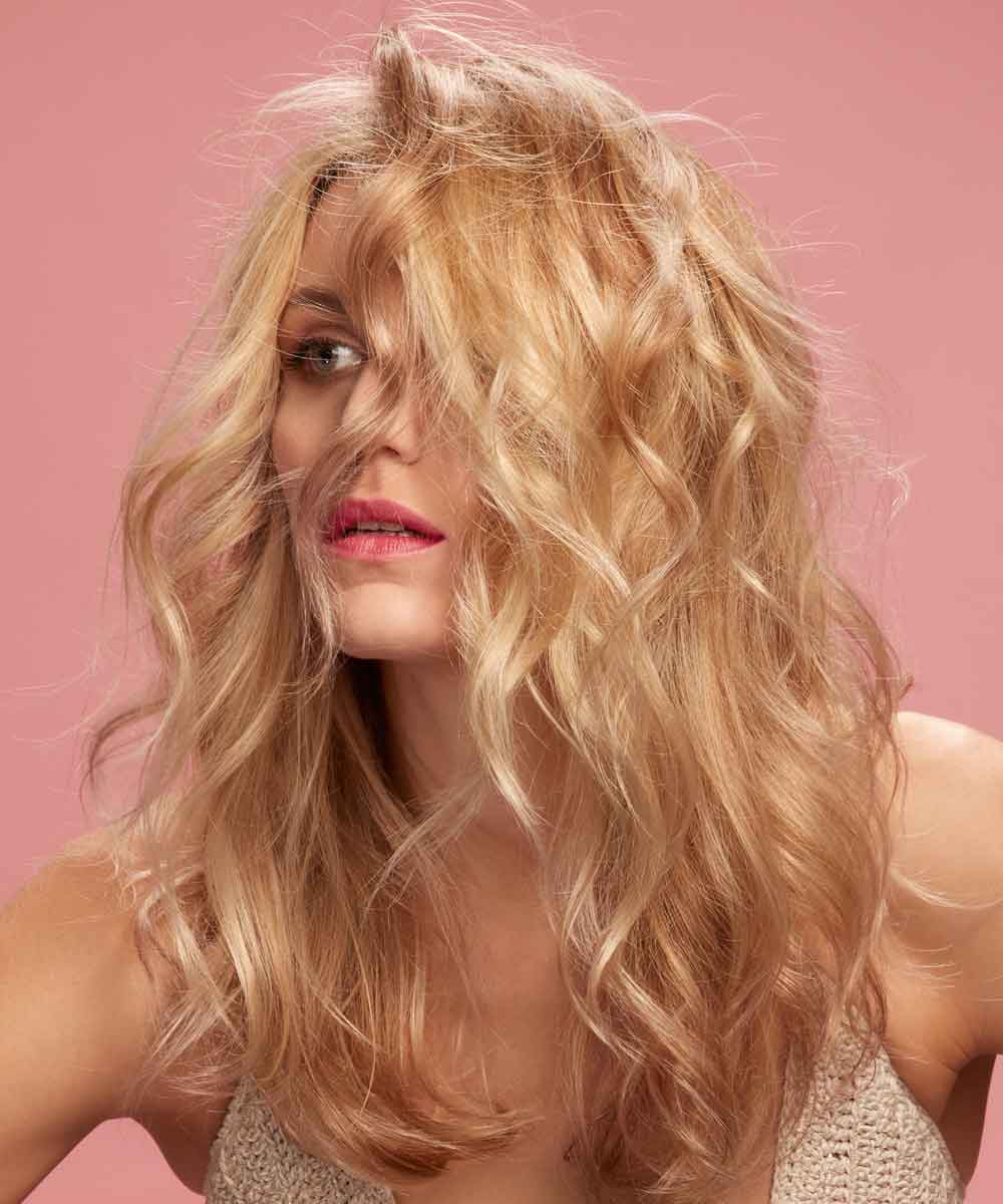 Pelo largo ondulado cortes escalados