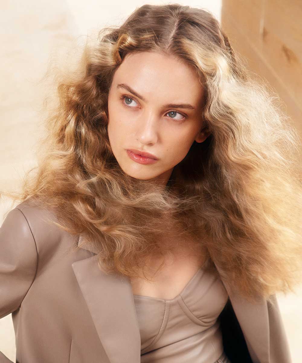 Cortes de pelo largo y ondulado con raya al medio primavera verano