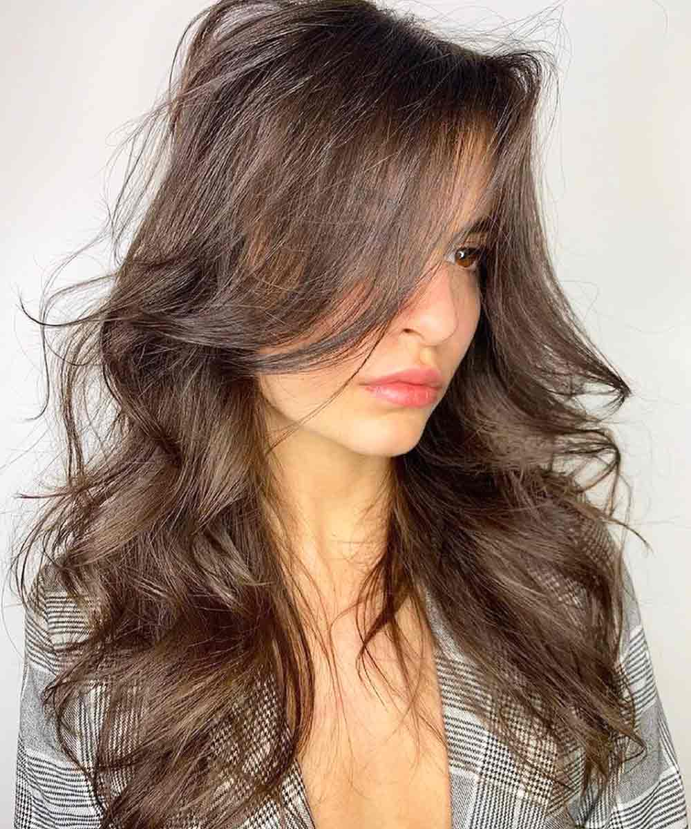 Pelo escalado pelo largo ondulado quiff verano