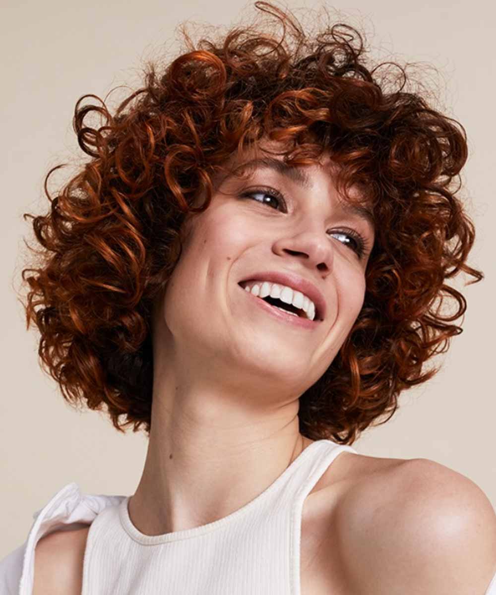 Cortes de pelo rizado medio incluso verano
