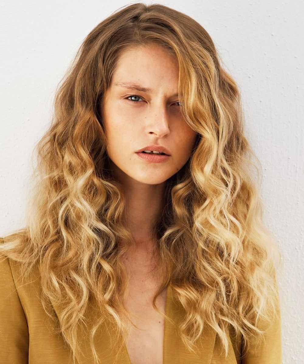 Pelo largo y ondulado, con una cabellera de. Pelo largo y ondulado, con una cabellera de.