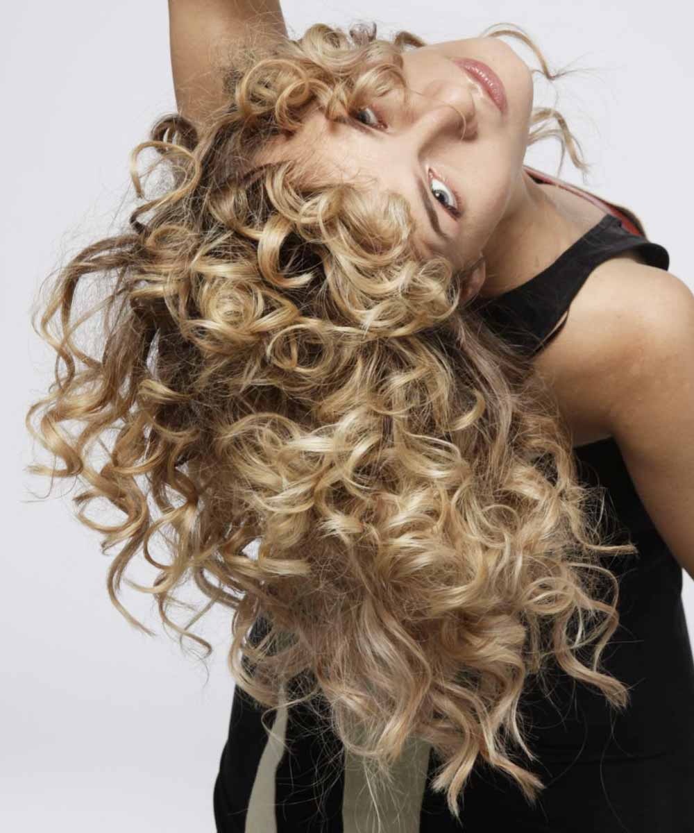 Corte de pelo ondulado medio con un estilo de corte bajo Corte de pelo ondulado medio con un estilo de corte bajo