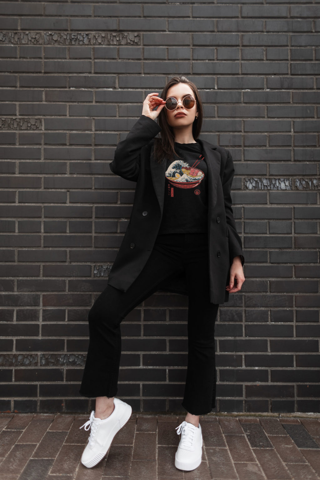 10 outfits para combinar una camiseta negra con estilo - Blogmujeres.com
