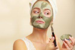 Mujer con mascarilla facial verde