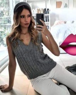 Chaleco trenzado con pantalones blancos