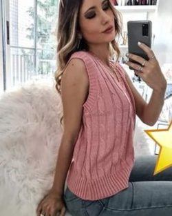 Chaleco trenzado con vaqueros