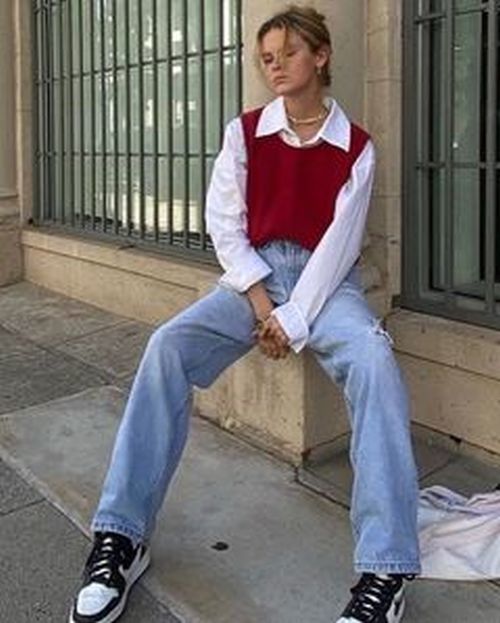 Chaleco corto con jeans