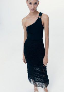 Falda negra calada con flecos Sfera